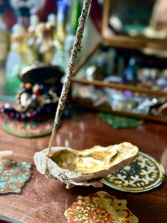 Gilded oyster shells